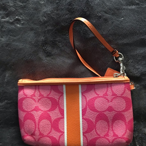 Small brand new Coach leather wristlet - Picture 4 of 11